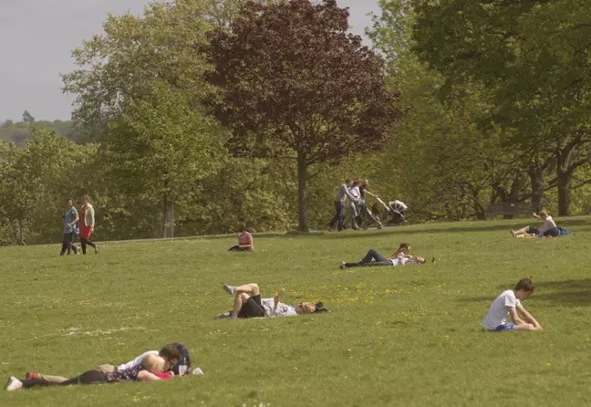 Canh sat Anh do nuoc vao bep BBQ cua nguoi dan anh 2