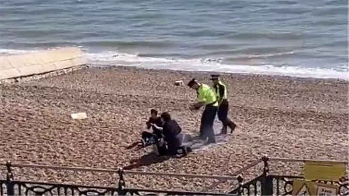 Canh sat Anh do nuoc vao bep BBQ cua nguoi dan anh 1