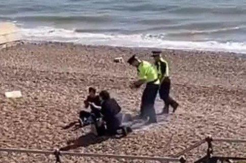 Canh sat Anh do nuoc vao bep BBQ cua nguoi dan vi pham cach ly xa hoi hinh anh