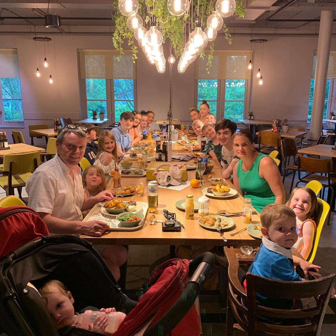 gia dinh dong con nhat nuoc Anh chao don thanh vien thu 22 anh 2