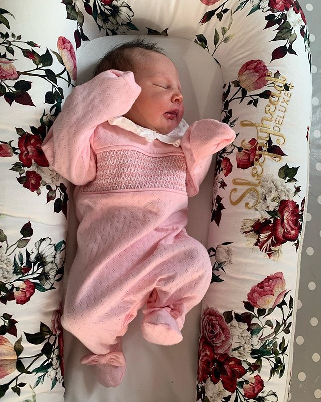 gia dinh dong con nhat nuoc Anh chao don thanh vien thu 22 anh 1