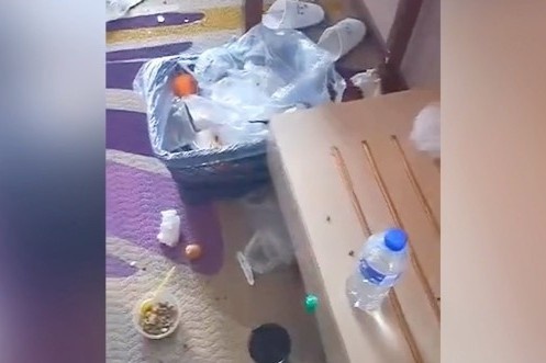 Vut rac bua bai, khong xa toilet du duoc cach ly o khach san hinh anh