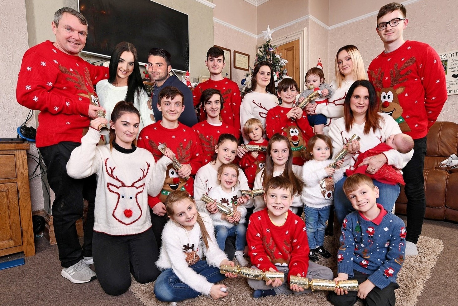 Gia dinh dong con nhat nuoc Anh chao don thanh vien thu 22 hinh anh