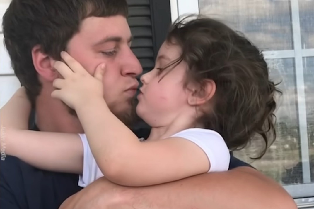 Bo duong xuc dong khoc truoc mon qua con gai tang sinh nhat hinh anh