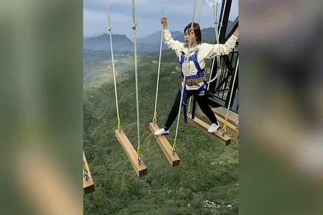 Choi xich du tai vach da, di bo tren khong trung o do cao 1.300 m hinh anh