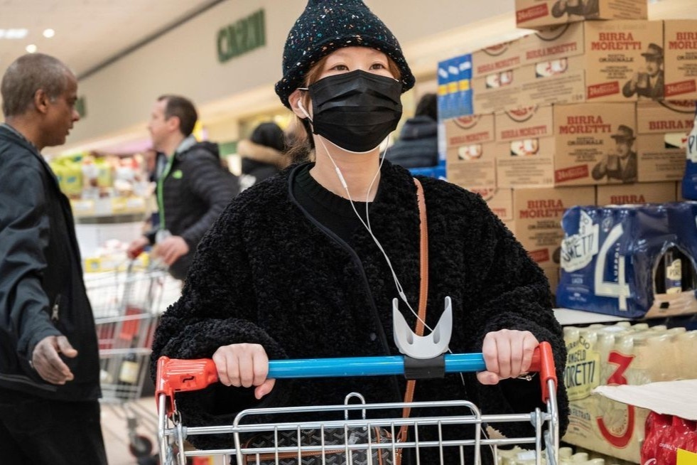 Nguoi Trung Quoc bot di choi, mua sam vi noi am anh dich benh tro lai hinh anh