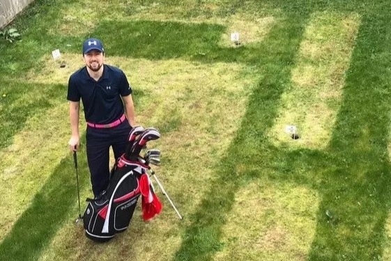 Chan nan vi phai o nha, nguoi dan ong tu xay san golf mini trong vuon hinh anh