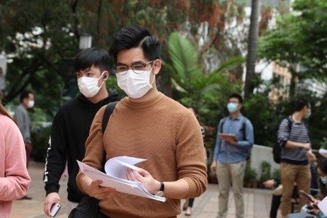 Vi dich, sinh vien noi thi cu online 'khong dam bao cong bang' hinh anh