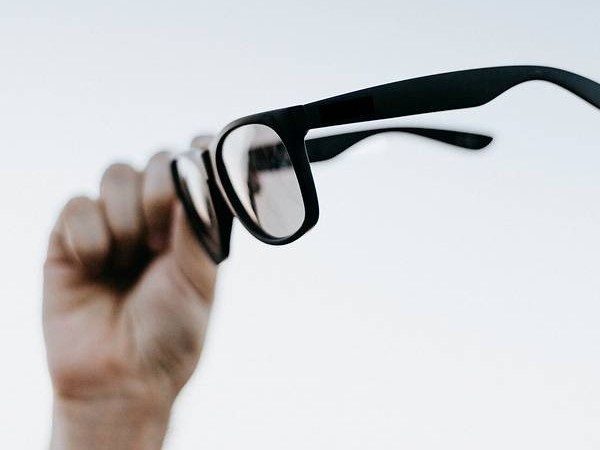 khong nen deo kinh ap trong va nuoi rau vi dich anh 1