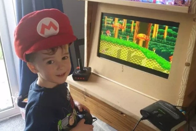 Con me game, bo lam luon cho may tu choi tai nha khi nghi dich hinh anh