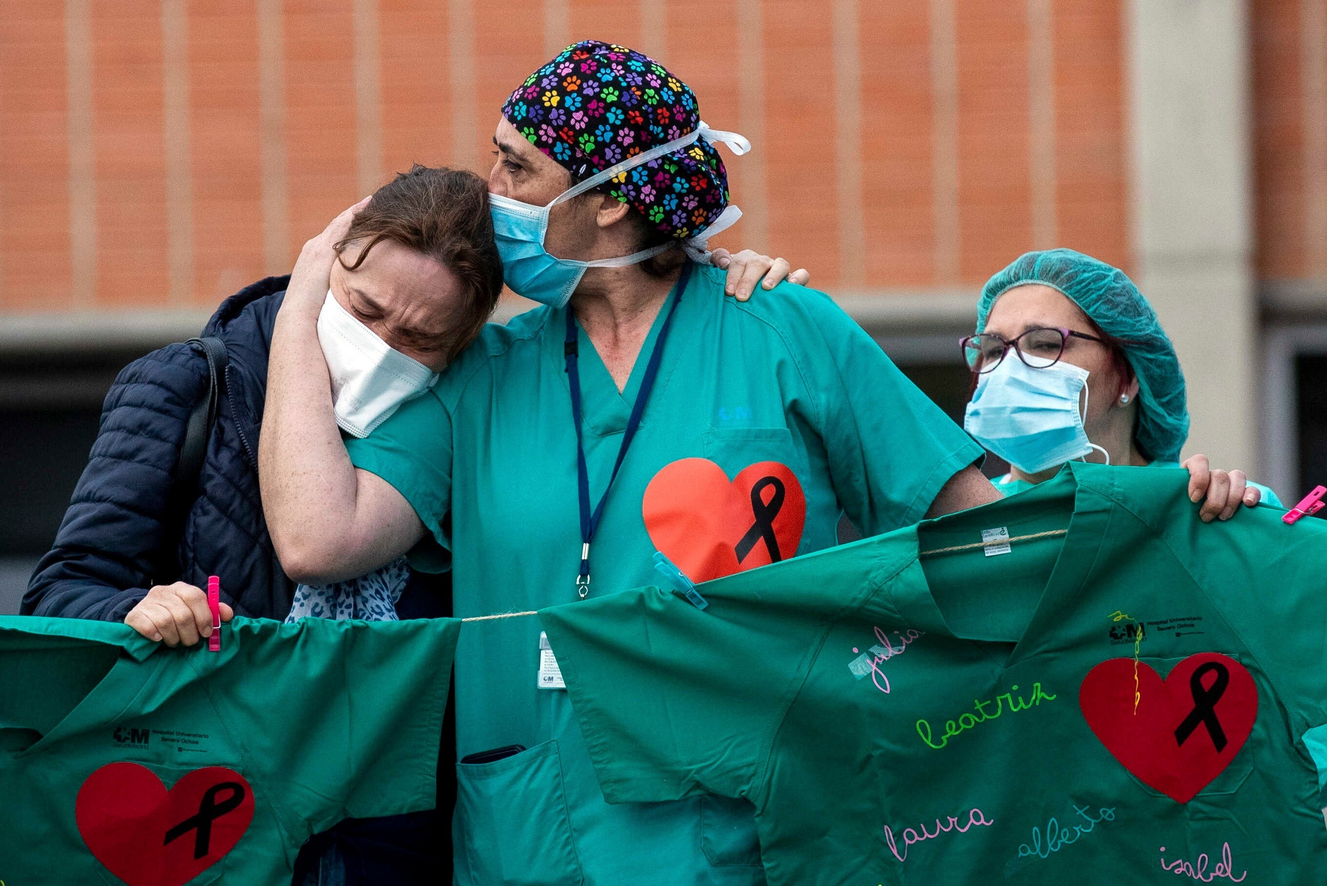 Phu nu la lao dong chinh mua dich Covid-19 nhung van bi doi xu te hinh anh