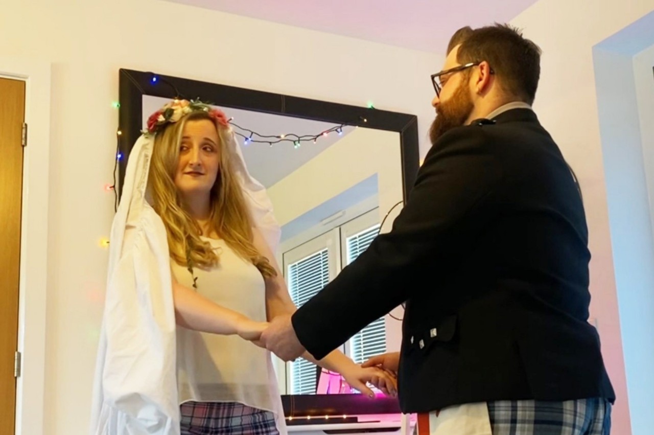 An mung ngay 'cuoi hut' thay cho hon le bi huy vi Covid-19 hinh anh