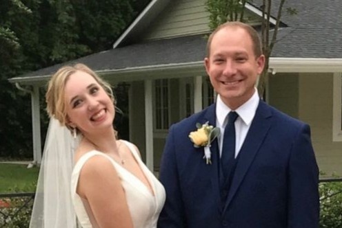 Anh quan khach dan day le duong cua dam cuoi hai y ta chong dich hinh anh