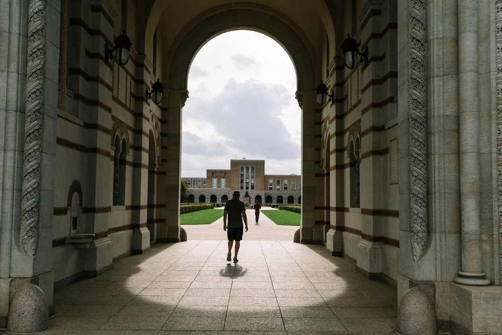 Du hoc sinh My kho khan vi truong dong cua mua dich hinh anh