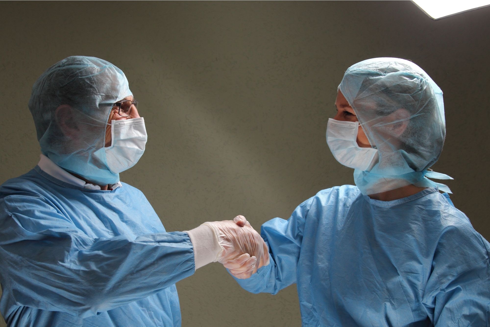 bat tay chao hoi bi "khai tu" vi Covid-19 anh 1