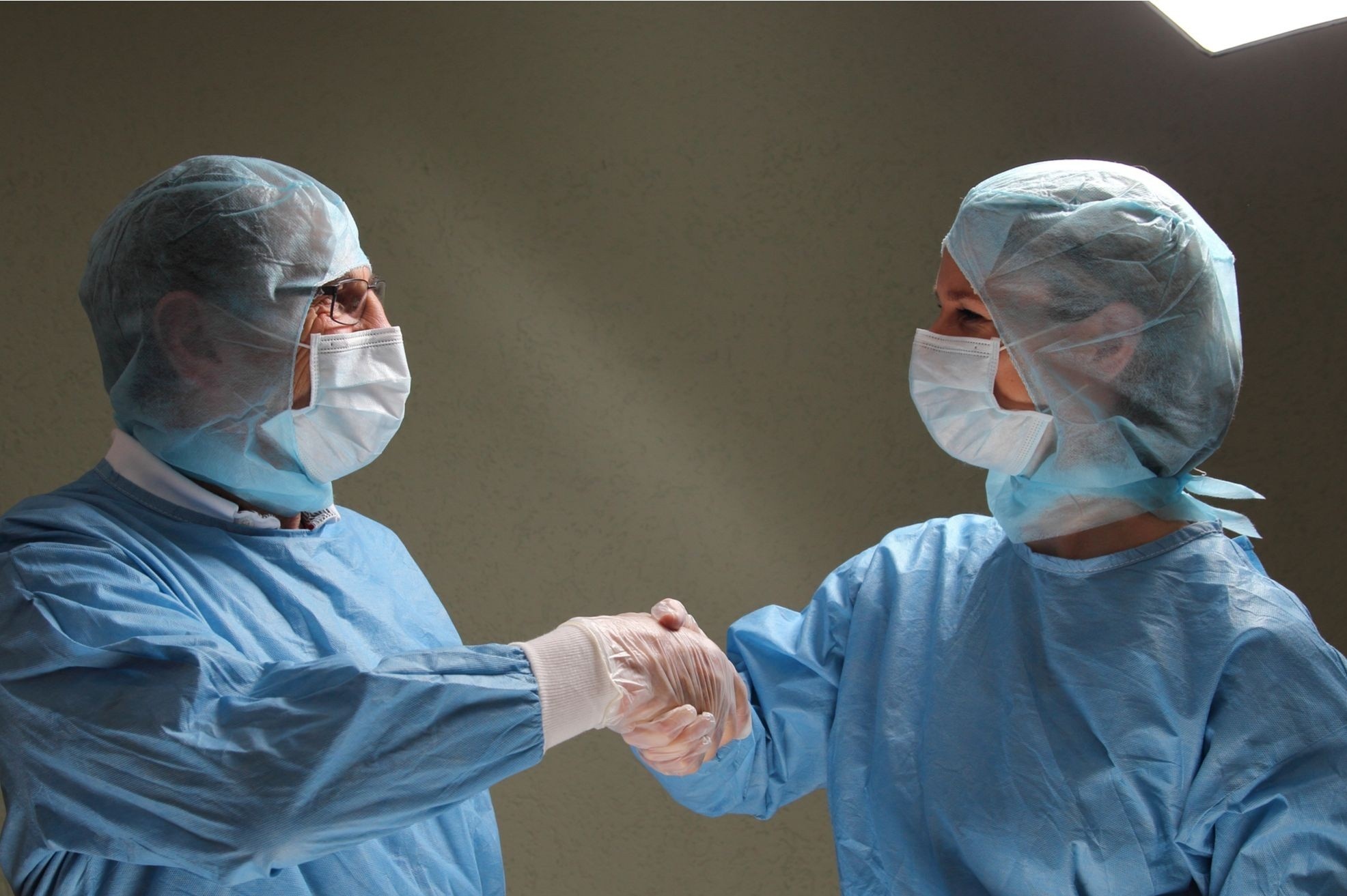 Lieu viec bat tay chao hoi co bi 'khai tu' vi Covid-19 hinh anh