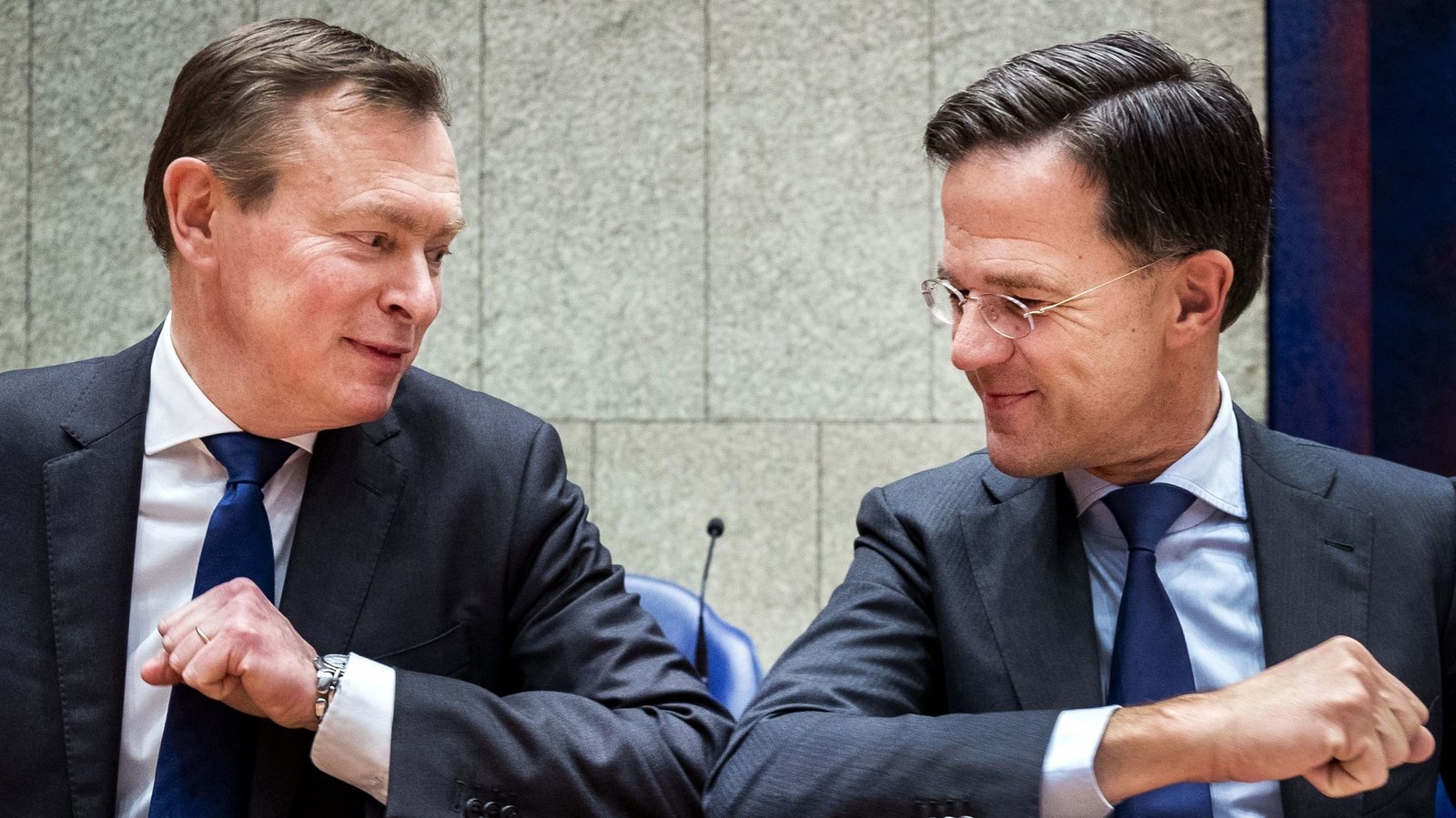 bat tay chao hoi bi "khai tu" vi Covid-19 anh 3