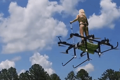 Co gai lam may bay tu che giong mot chiec drone khong lo hinh anh