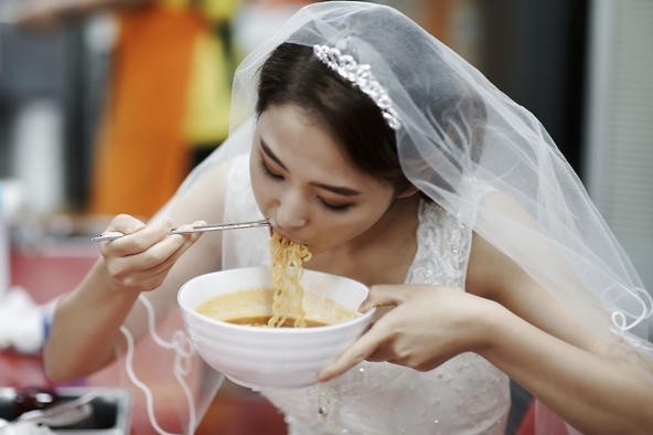 Ket hon som la cach hay de giai quyet van de tai chinh hinh anh