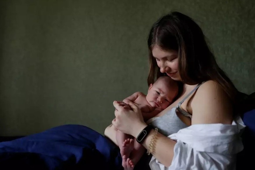 Nhung nguoi me tim moi cach de bao ve con so sinh giua dai dich hinh anh