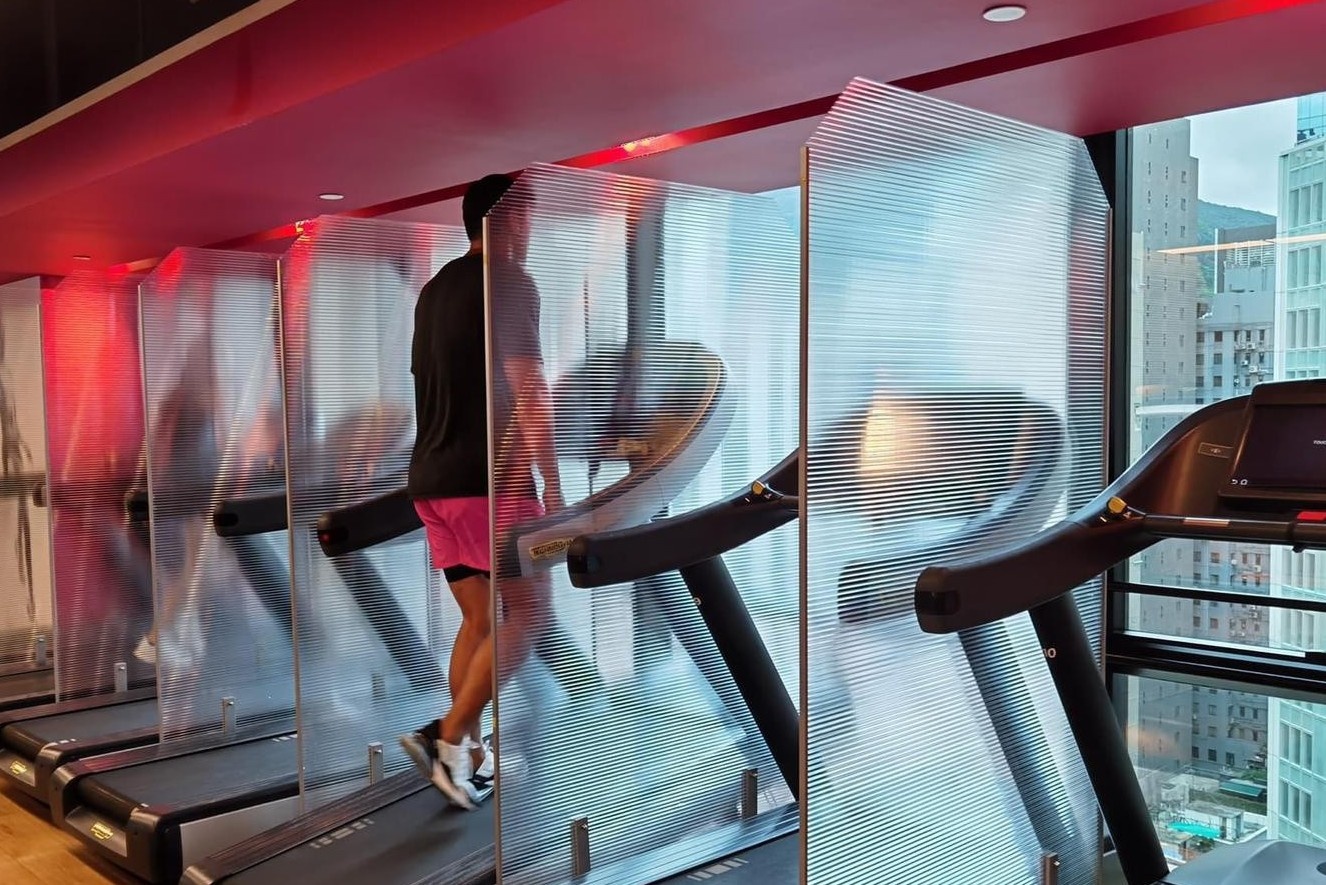 Phong gym dung vach nhua, ngan khach tro chuyen khi tap hinh anh