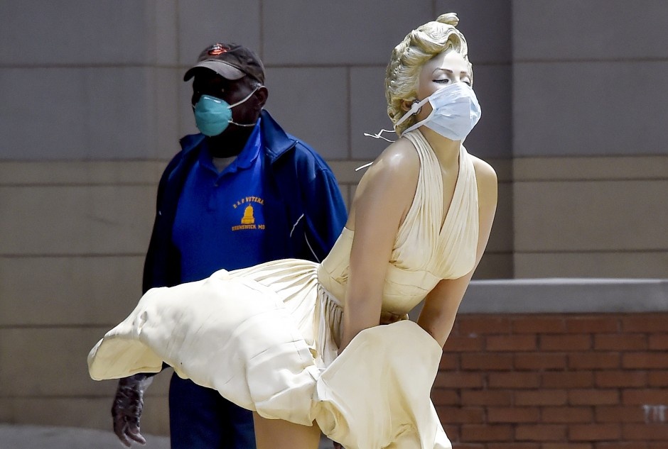 bức tượng đeo khẩu trang ảnh 6 buc tuong deo khau trang anh 6