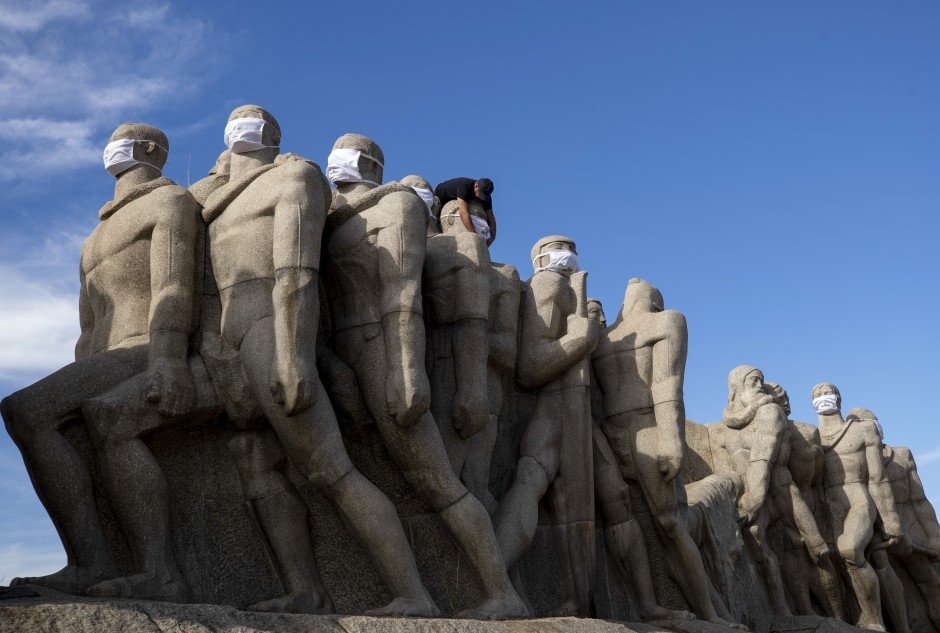 bức tượng đeo khẩu trang ảnh 5 buc tuong deo khau trang anh 5