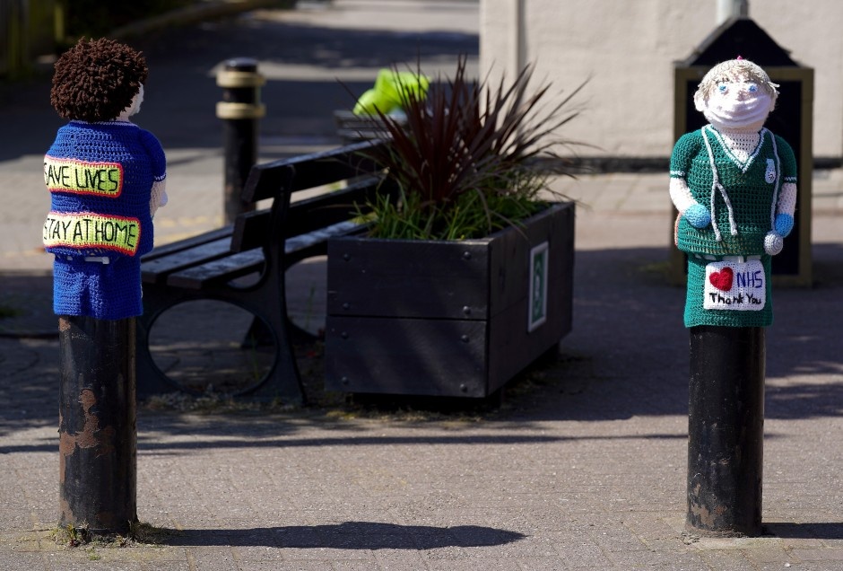 bức tượng đeo khẩu trang ảnh 7 buc tuong deo khau trang anh 7