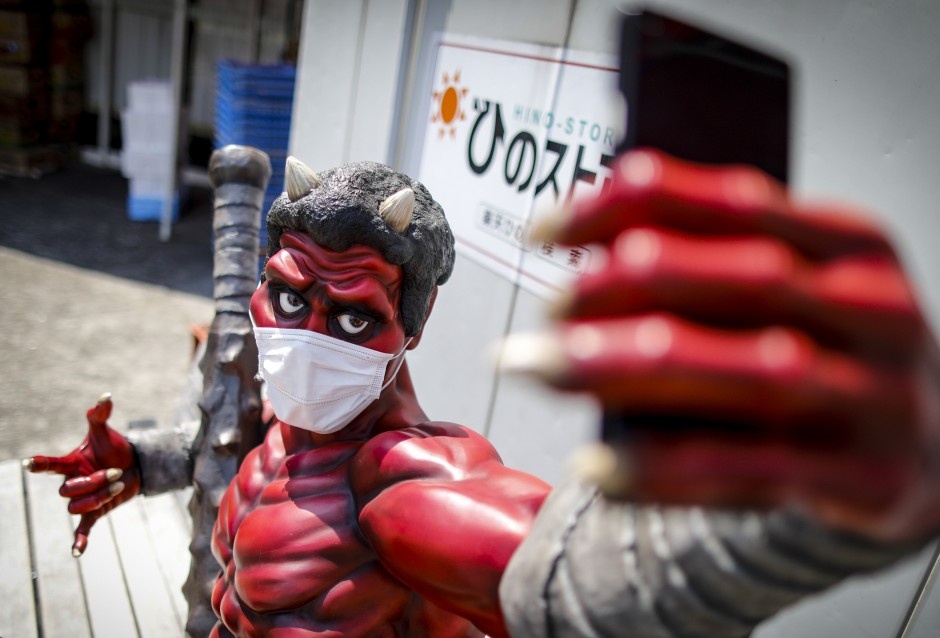 bức tượng đeo khẩu trang ảnh 2 buc tuong deo khau trang anh 2