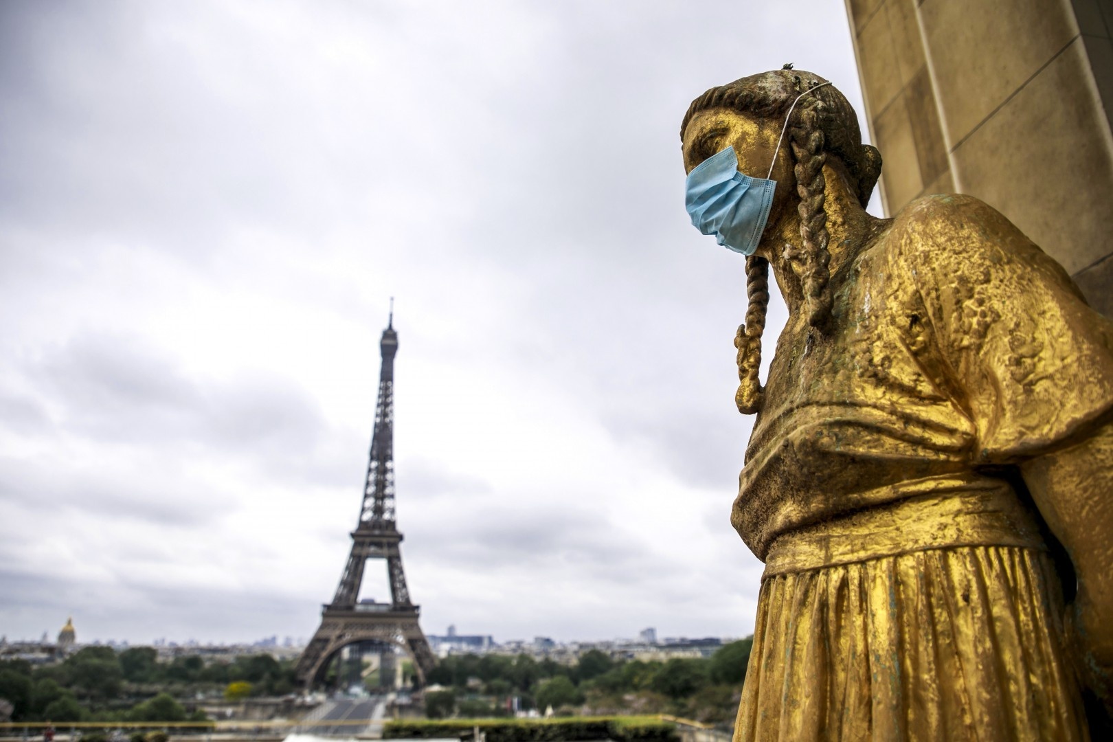 bức tượng đeo khẩu trang ảnh 1 buc tuong deo khau trang anh 1