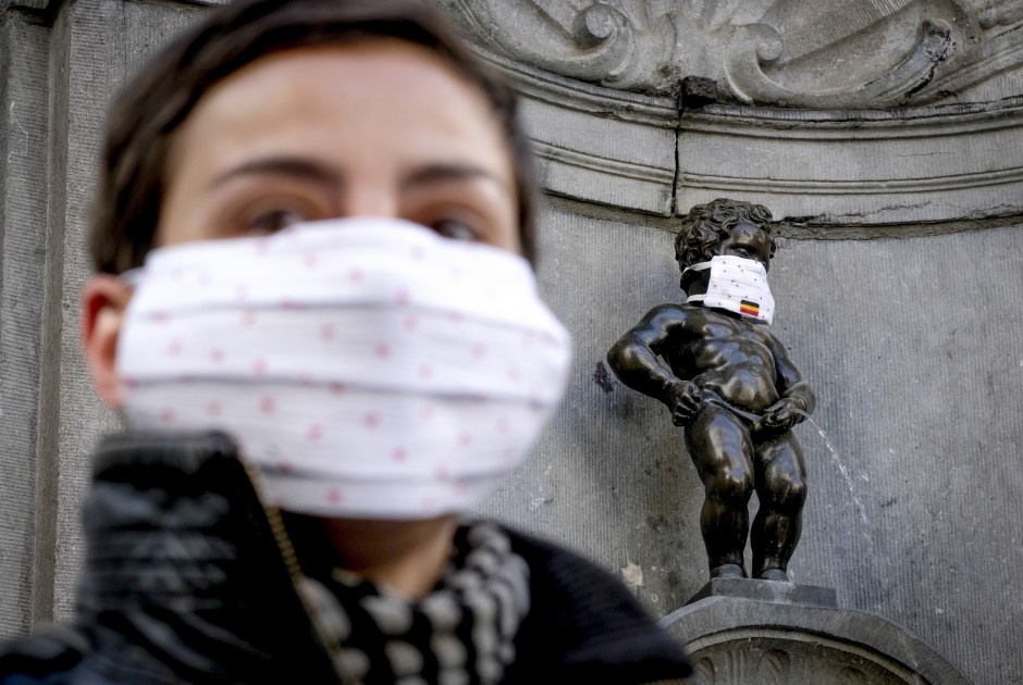 bức tượng đeo khẩu trang ảnh 8 buc tuong deo khau trang anh 8