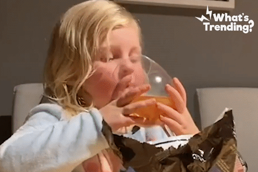 Be gai bat ngo uong ly ruou khi bo me vua di khoi hinh anh