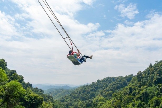 Xich du lon nhat tren the gioi voi do cao 700 m hinh anh