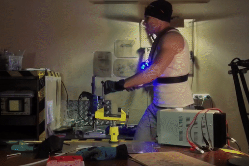 Chang trai sang che bo hoa tien giong het Iron Man hinh anh