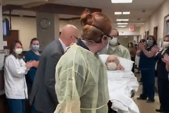 Cuu binh 100 tuoi chien thang Covid-19 sau 58 ngay nam vien hinh anh