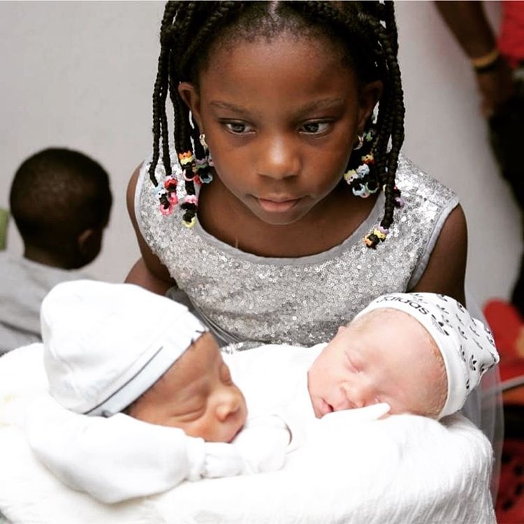 cap song sinh khac mau da anh 2