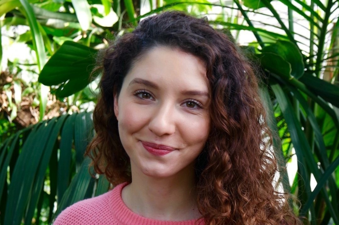 Co gai khoa than bi mac ket trong loi thoat hiem hinh anh