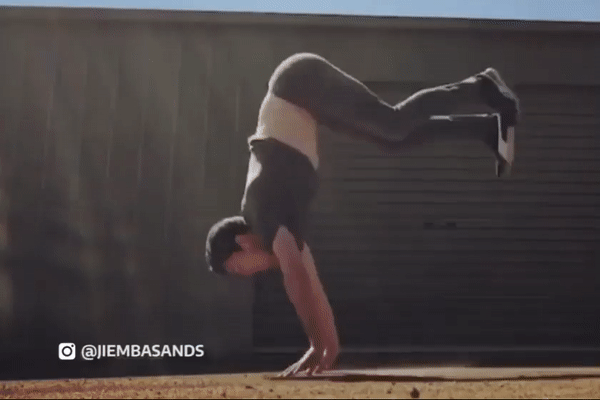 Chang trai noi tieng vi nhao lon moi luc moi noi hinh anh