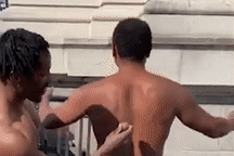 Chang trai dung xuong ba vai bop trung, nghien nat hoa qua hinh anh