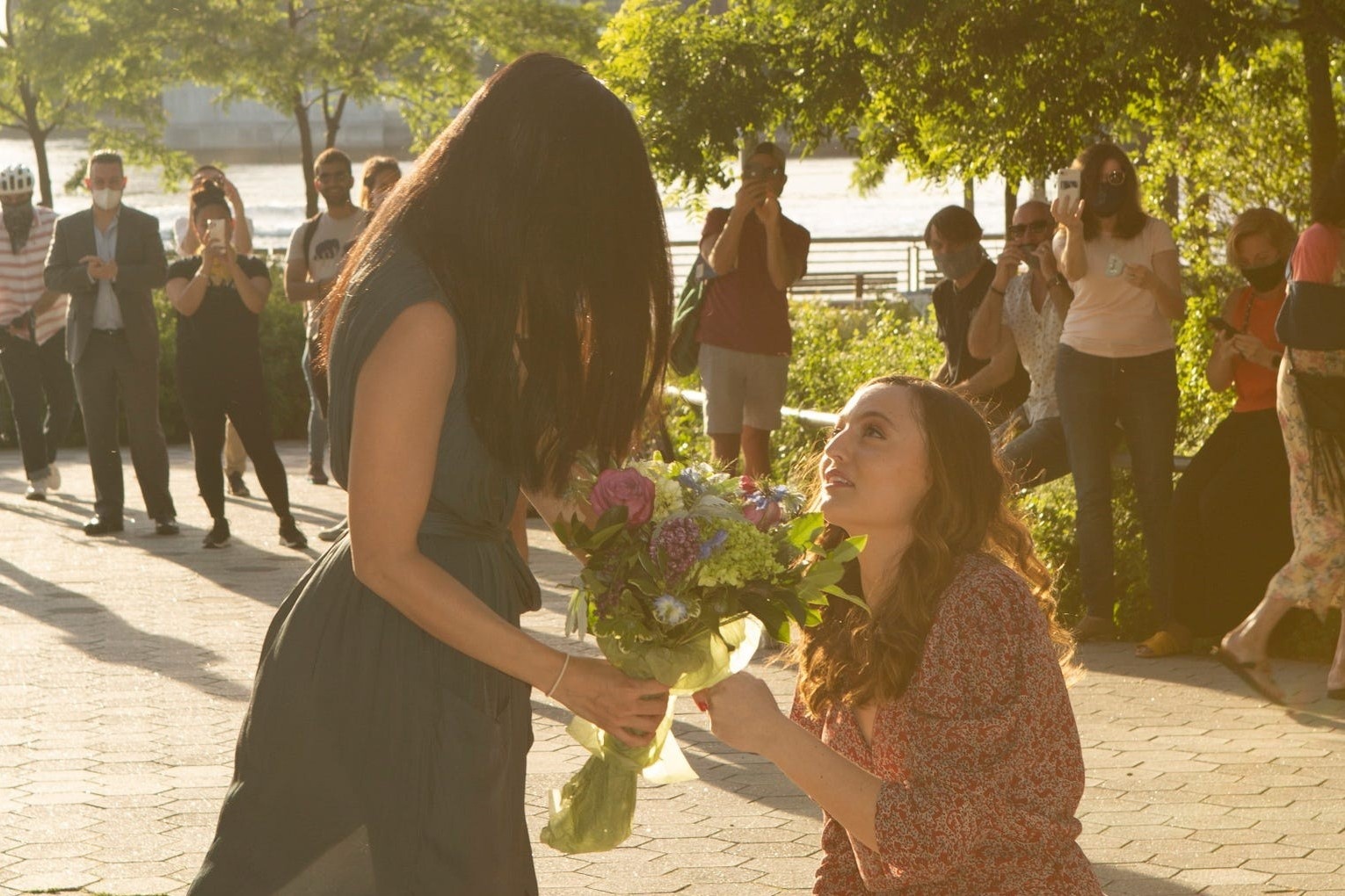 Co gai goc Viet duoc ban gai cau hon ngay khi chong dich tro ve hinh anh