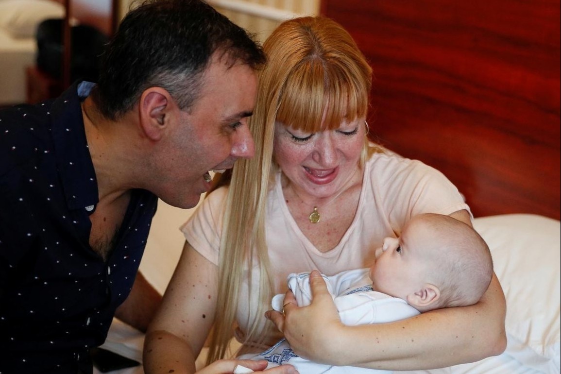 Hanh trinh don con trai duoc de thue o cach nha 12.000 km hinh anh