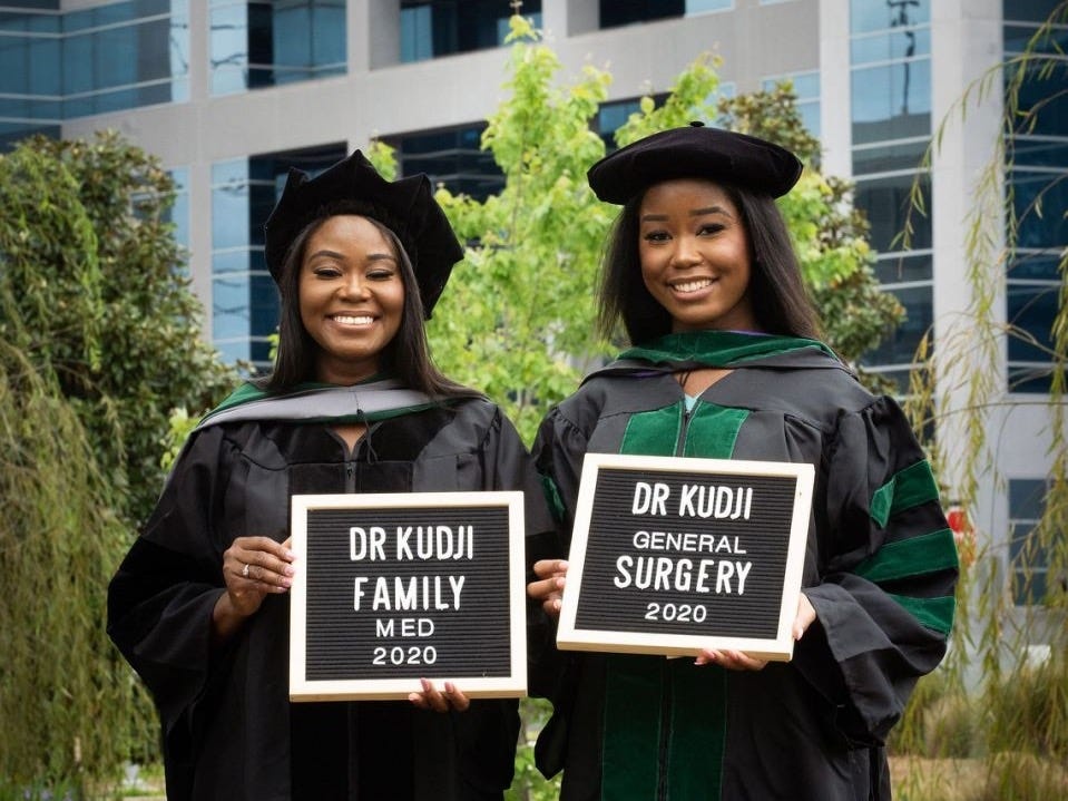 hai me con cung luc tot nghiep bac si anh 1