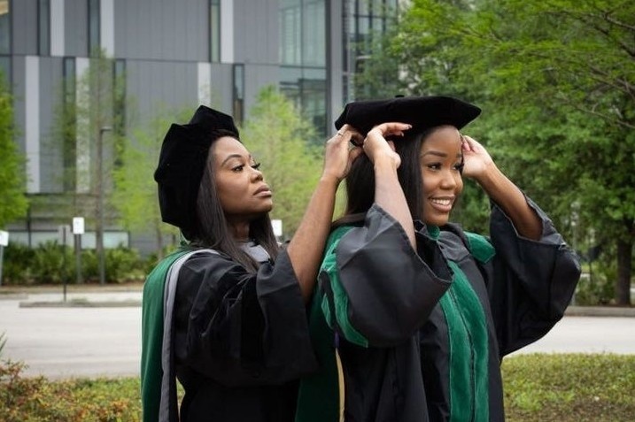 Mang thai nam 22 tuoi, me cho con lon de cung di hoc hinh anh