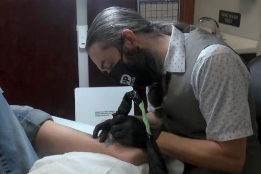 Xoa hinh xam mien phi cho giang ho muon lam lai cuoc doi hinh anh