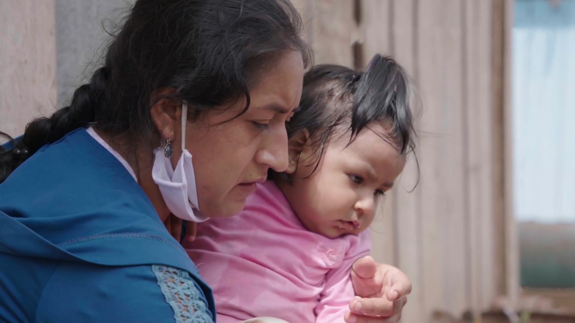 mẹ dắt 3 con gái đi bộ 560km ảnh 2 me dat 3 con gai di bo 560km anh 2