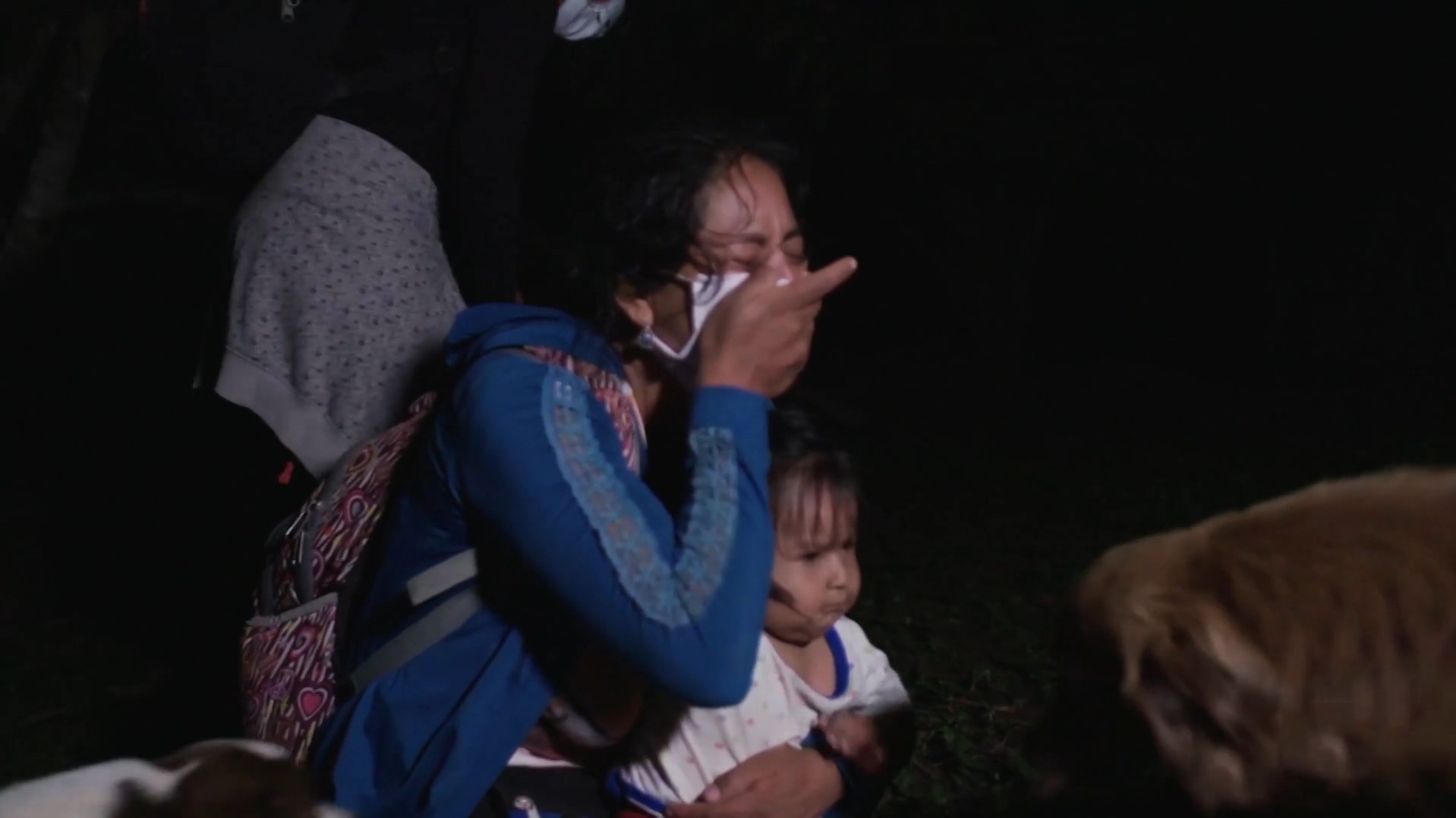 mẹ dắt 3 con gái đi bộ 560km ảnh 3 me dat 3 con gai di bo 560km anh 3