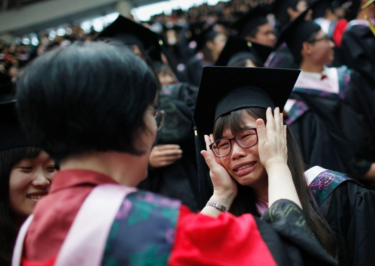 16 nam den sach, tot nghiep loai gioi va van so that nghiep hinh anh