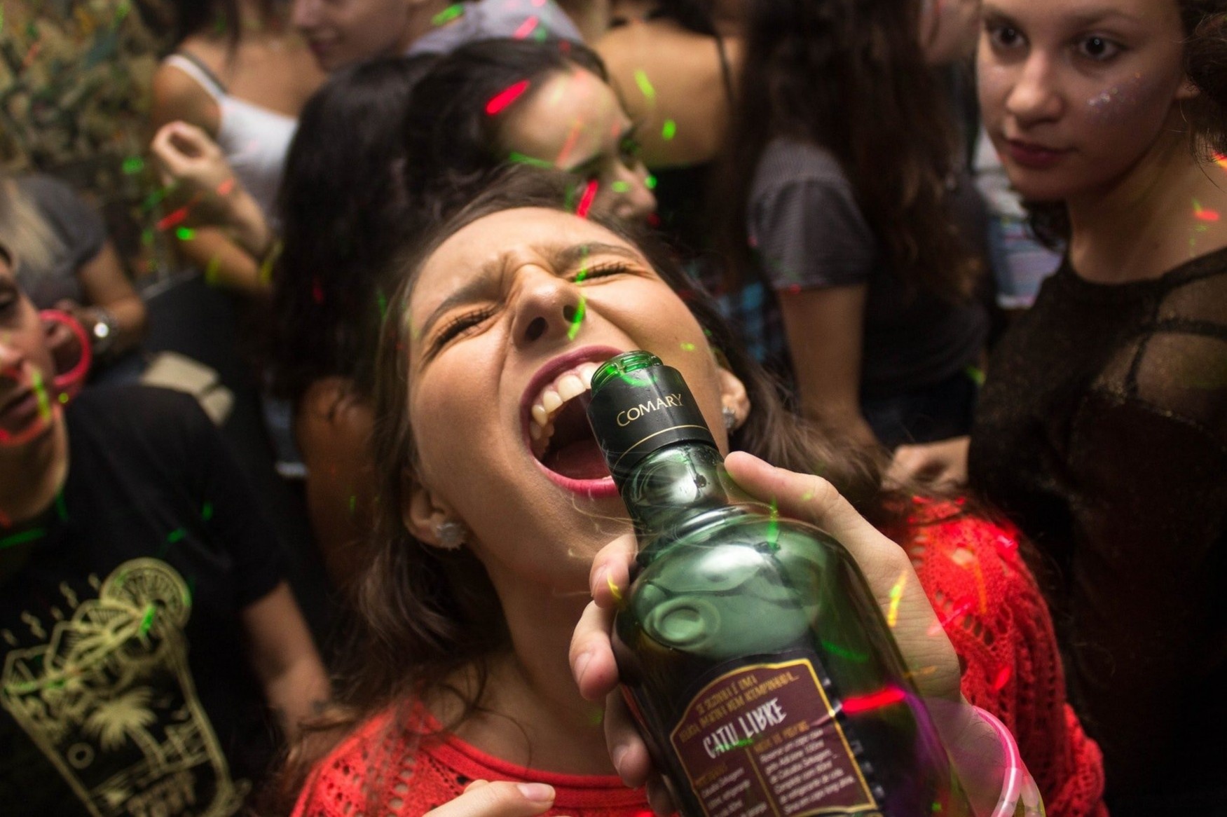 Vui toi ben, cu xu tho tuc tren mang, gioi tre kho tim viec lam hinh anh