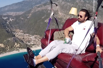 Phi cong mang theo ghe sofa, tivi khi choi du luon hinh anh