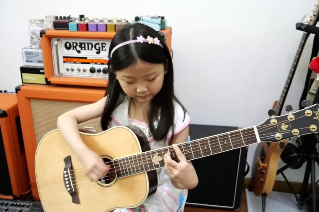 Than dong guitar 6 tuoi co tranh xa thi phi, khong muon vao showbiz hinh anh